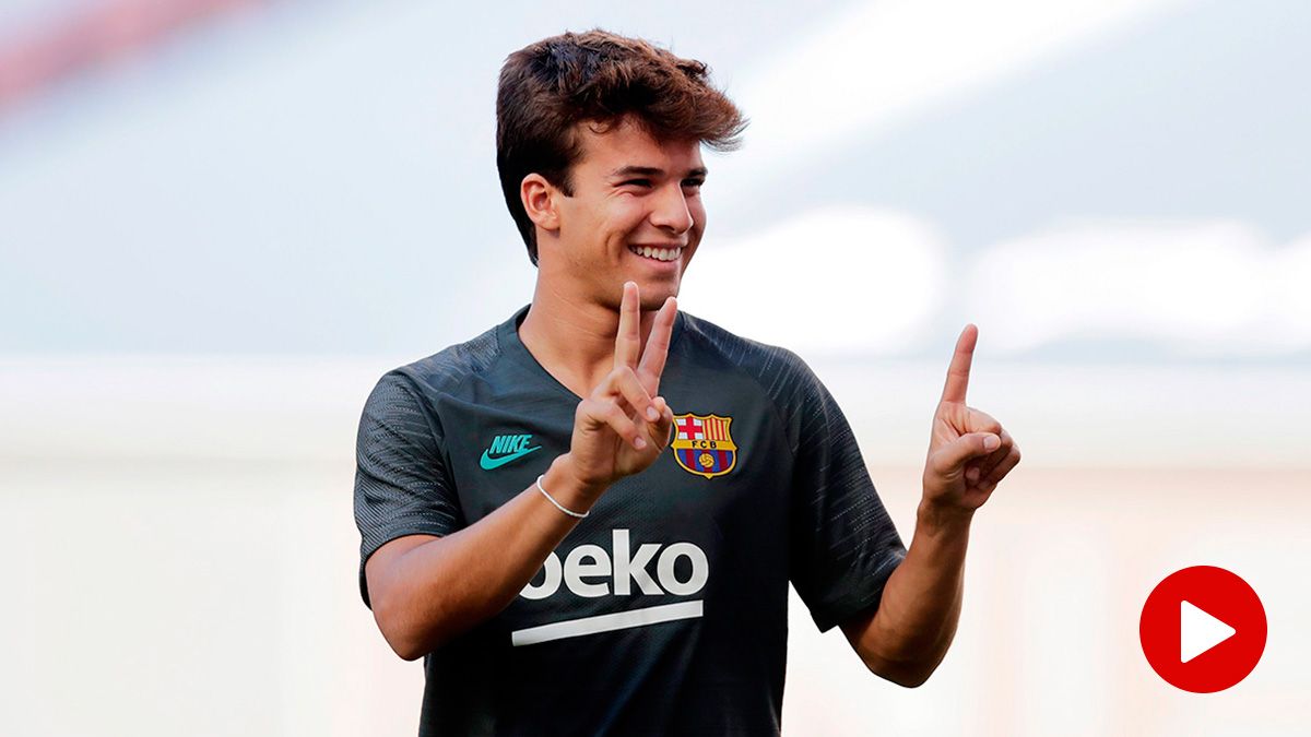 Riqui Puig, sonriente durante un entrenamiento del FC Barcelona