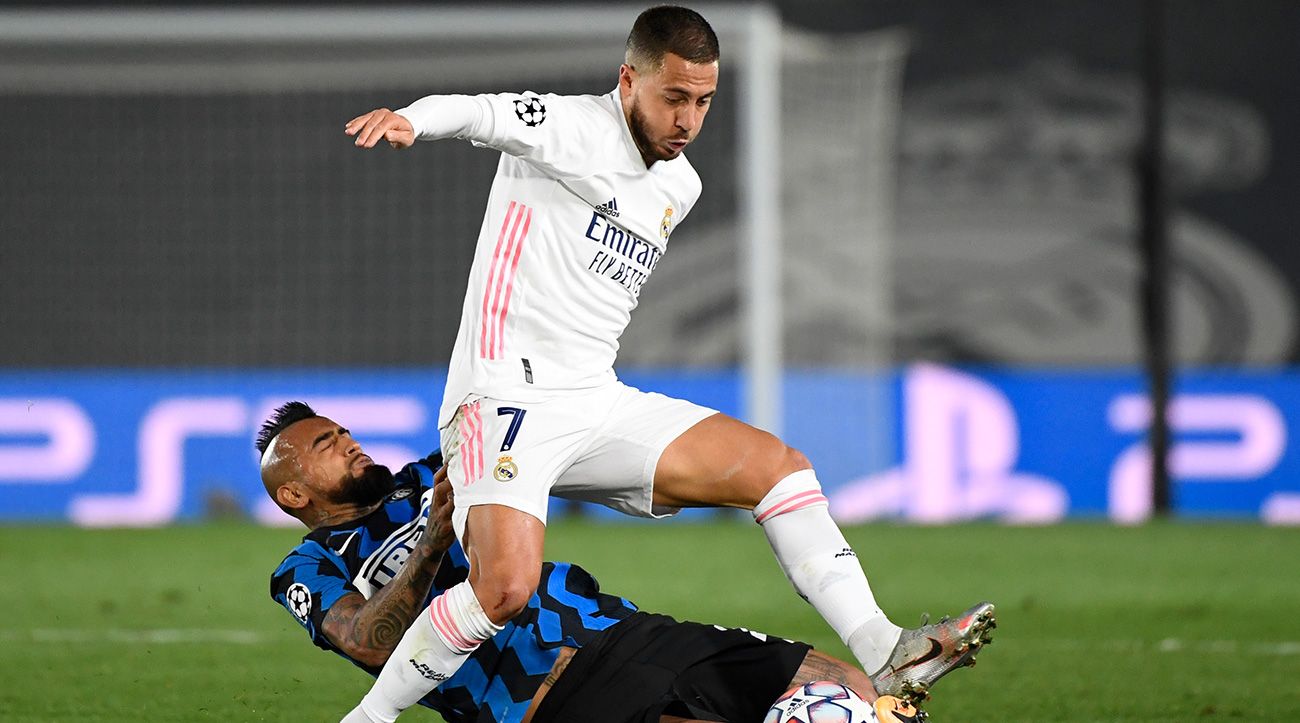 Eden Hazard in a launch of game with Arturo Vidal