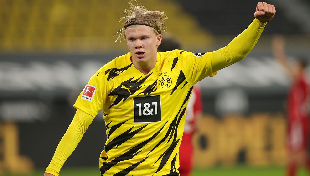 Erling Haaland Celebrates a goal with the Dortmund