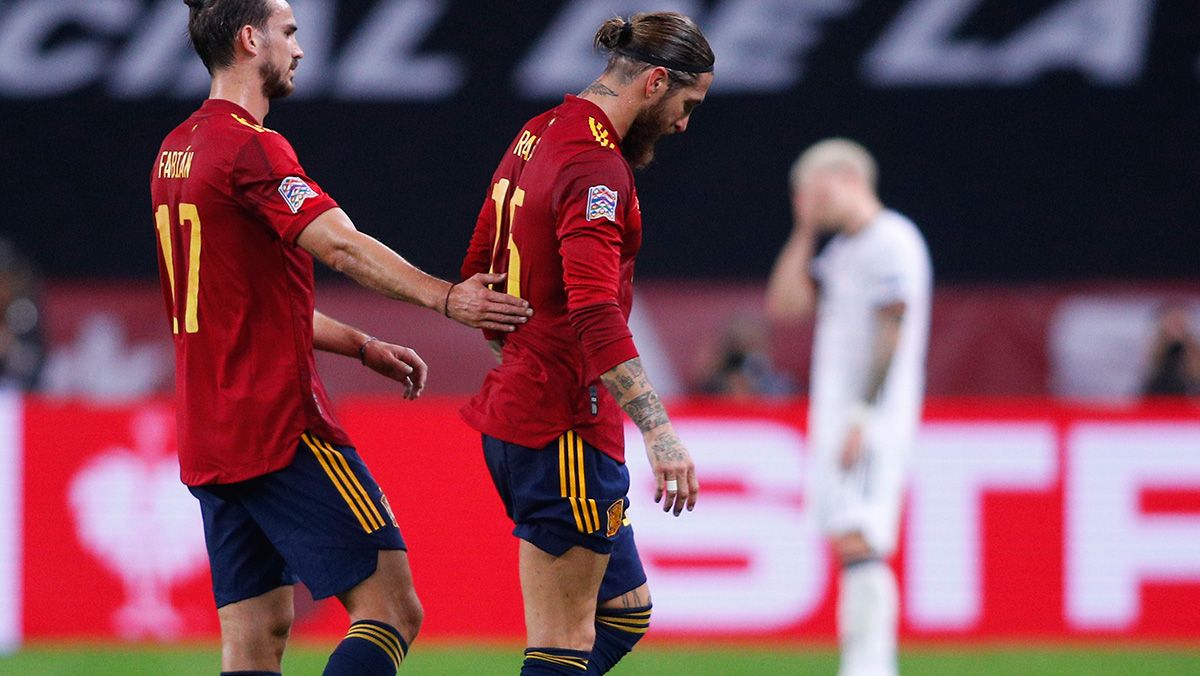 Sergio Ramos se marcha del campo lesionado con España