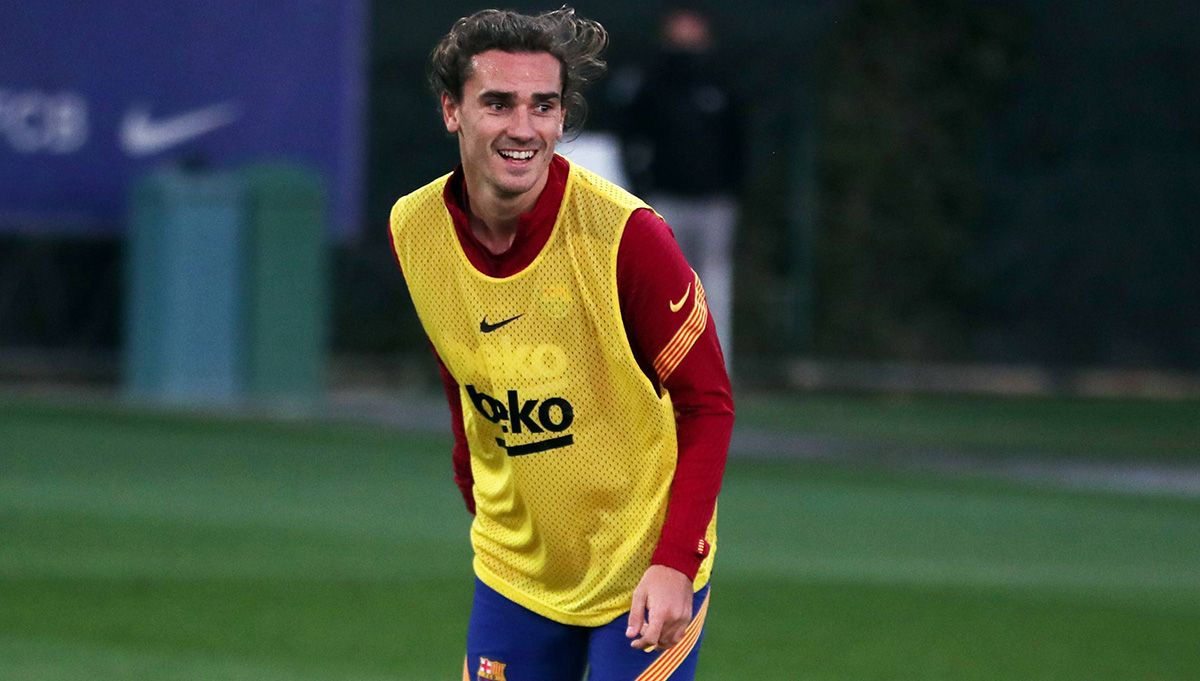 Griezmann, sonriente en el entrenamiento del Barça