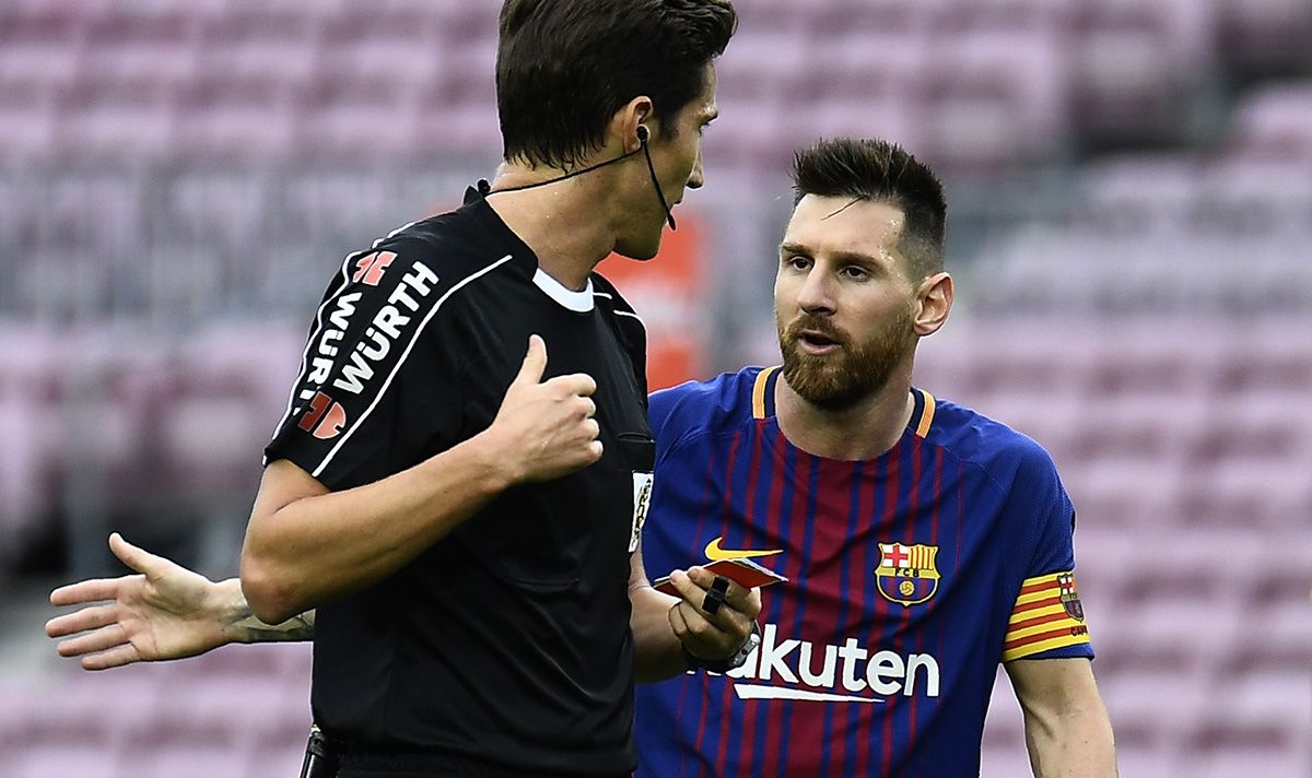 Munuera Montero, junto a Leo Messi durante un partido de LaLiga