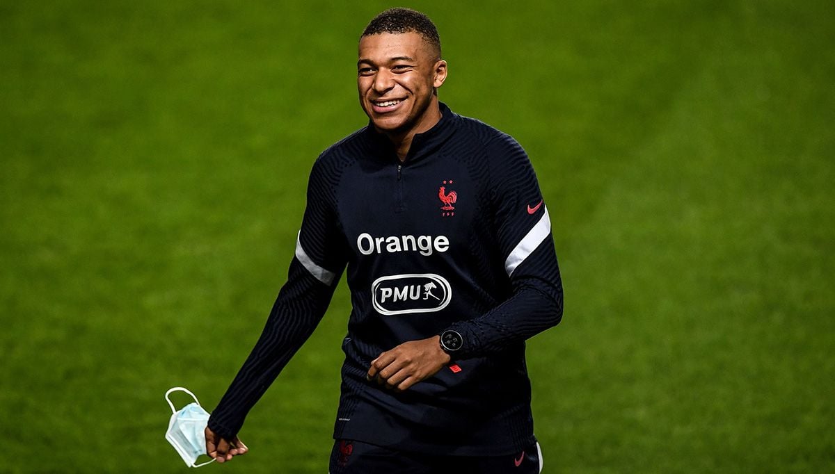 Kylian Mbappé sonriendo en un entrenamiento de Francia