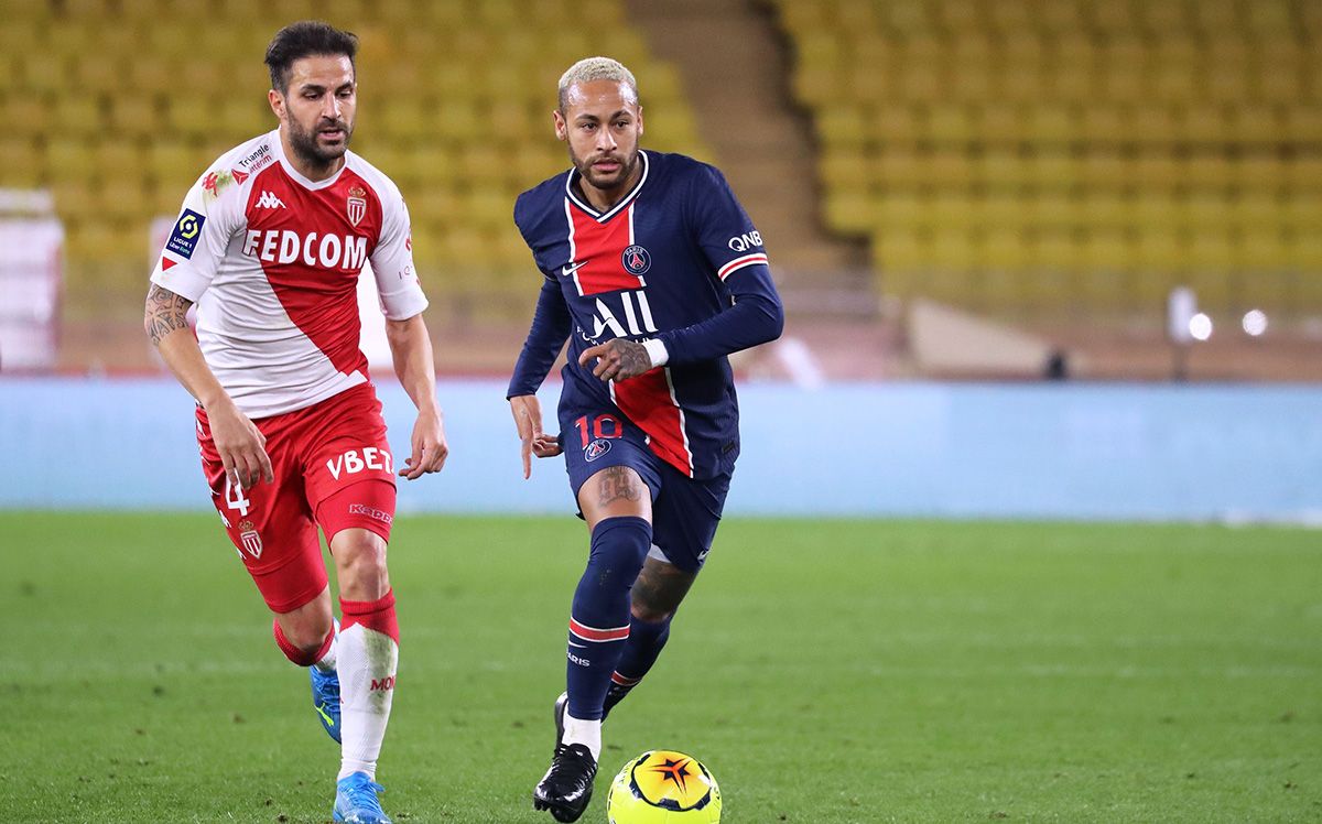 Cesc Fàbregas beside Neymar in the Monaco PSG