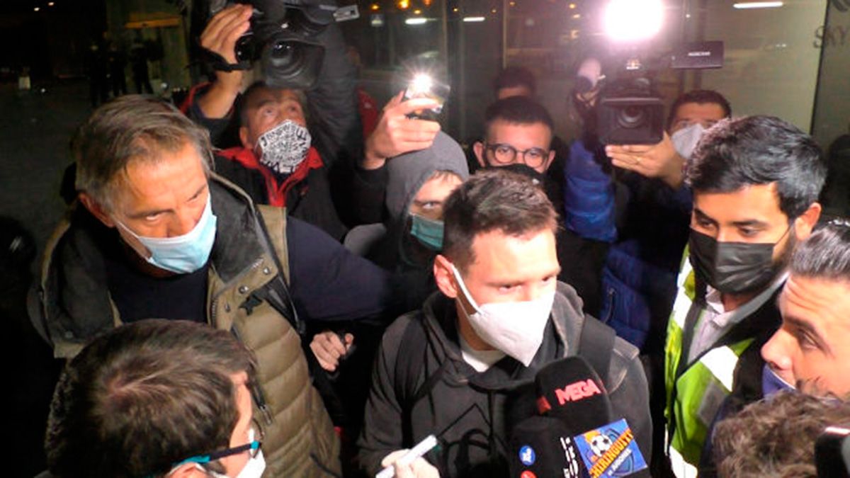 Leo Messi, besieged by the journalists in the airport