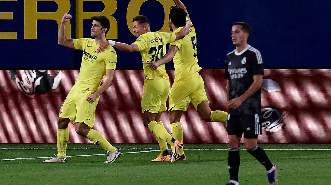 The players of the Villarreal celebrate his goal