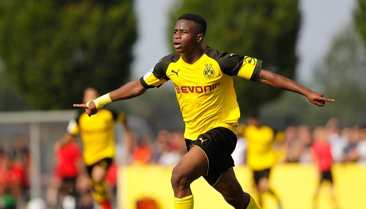 Moukoko, celebrando un gol con el Borussia Dortmund