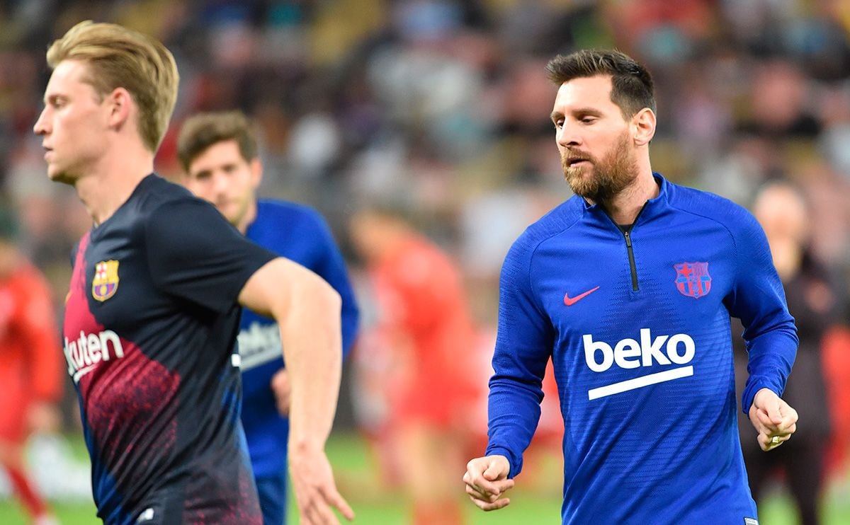 De Jong and Leo Messi during a warming