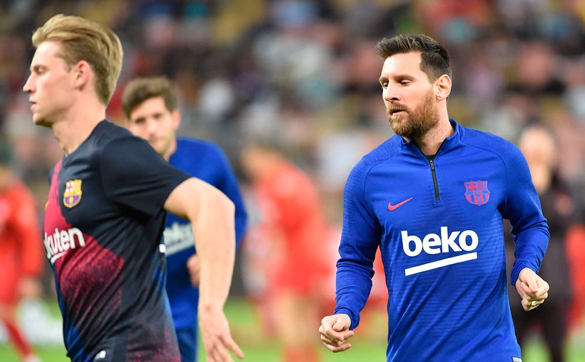 De Jong y Leo Messi durante un calentamiento