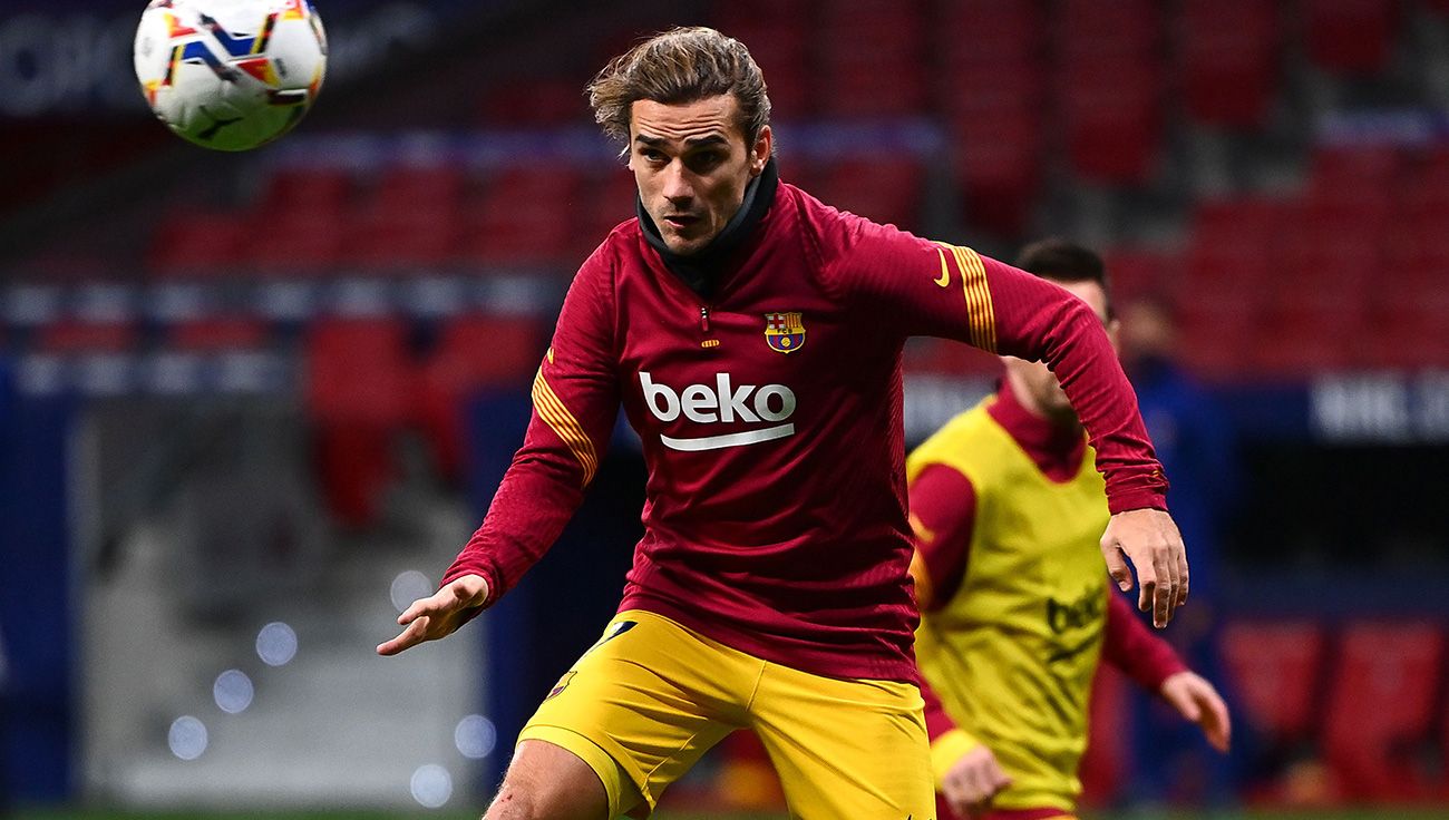 Antoine Griezmann jumps of head in a warming