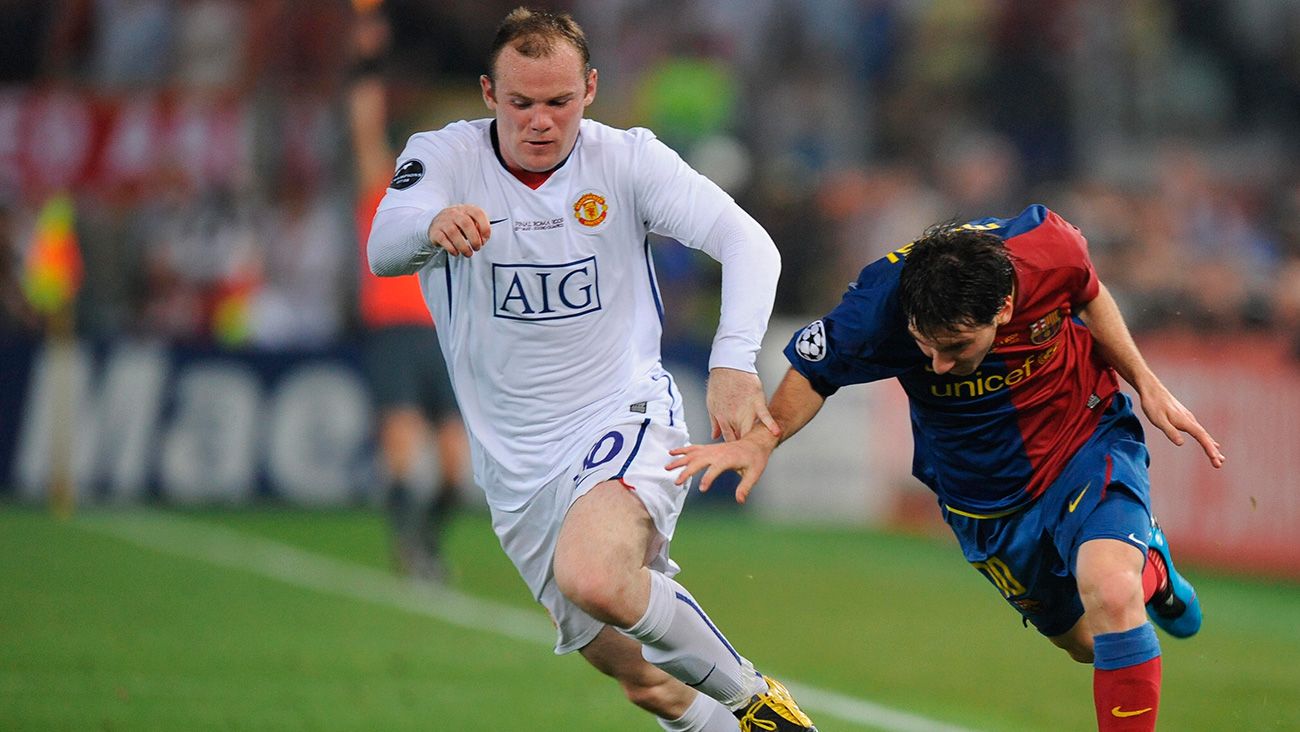 Wayne Rooney en un duelo con Leo Messi