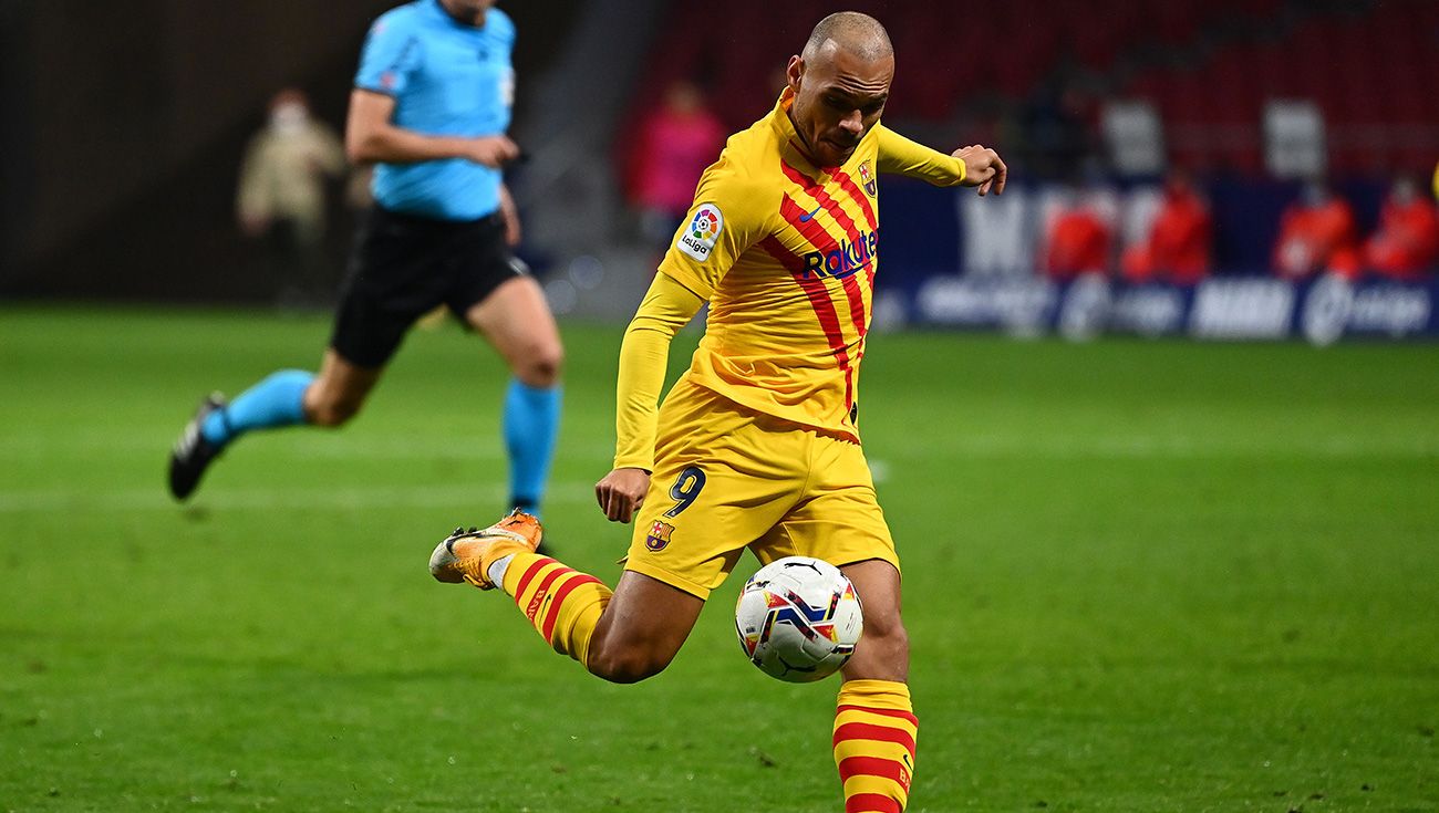 Martin Braithwaite intenta disparar