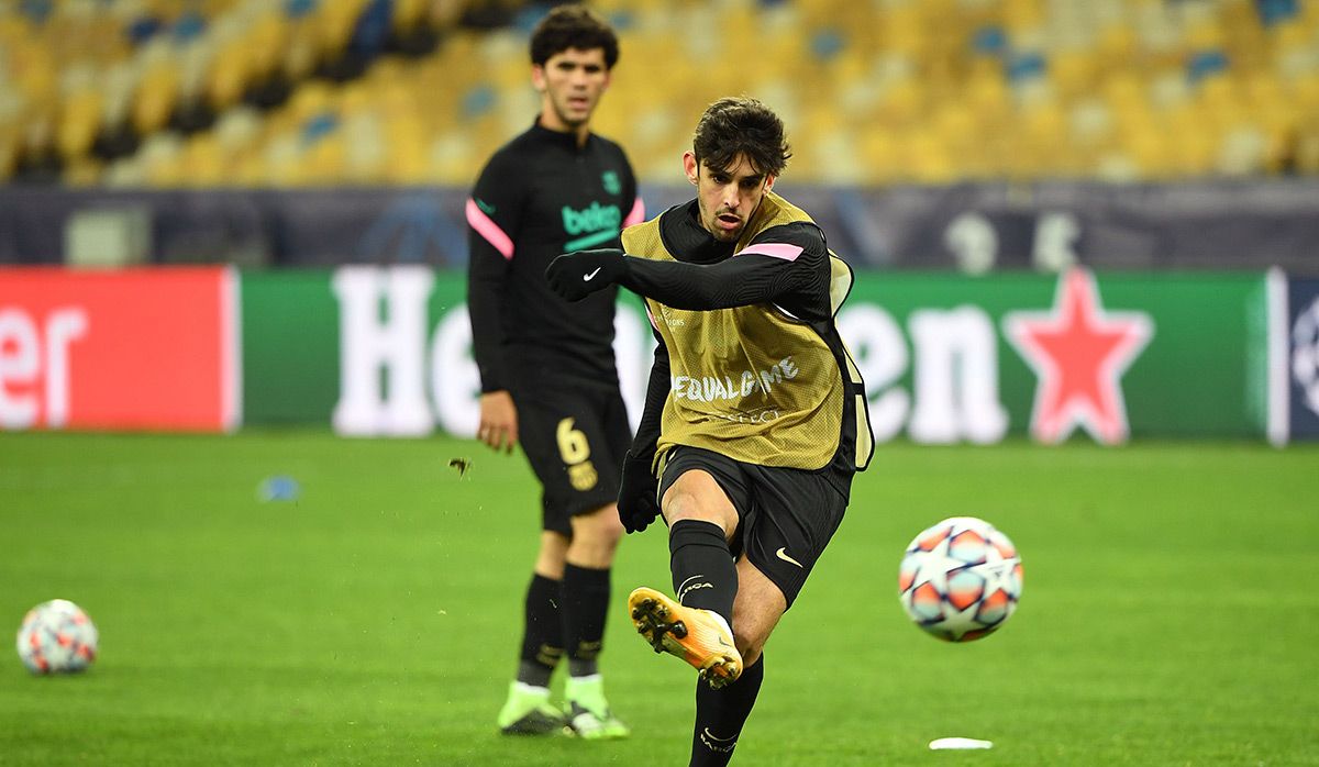 Trincao, durante el calentamiento previo al Dynamo-Barça