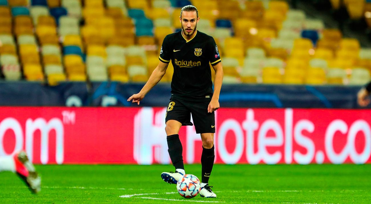 Óscar Mingueza en el partido de su debut