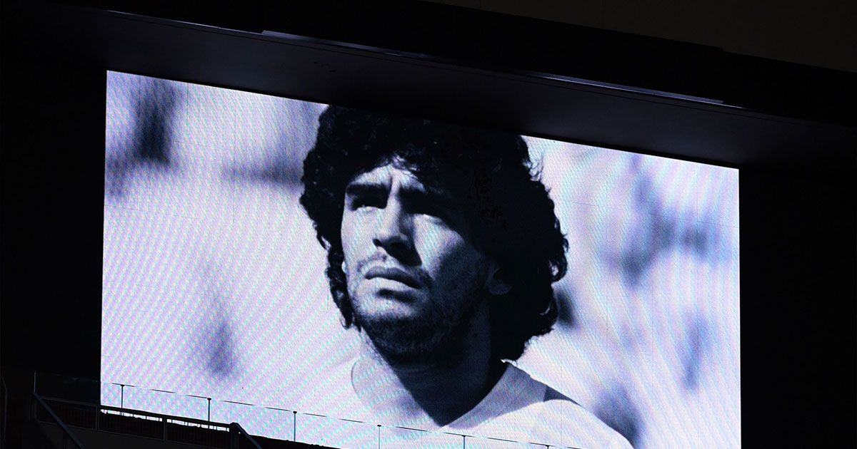 Reconocimiento a Diego Armando Maradona en un partido de la Champions League