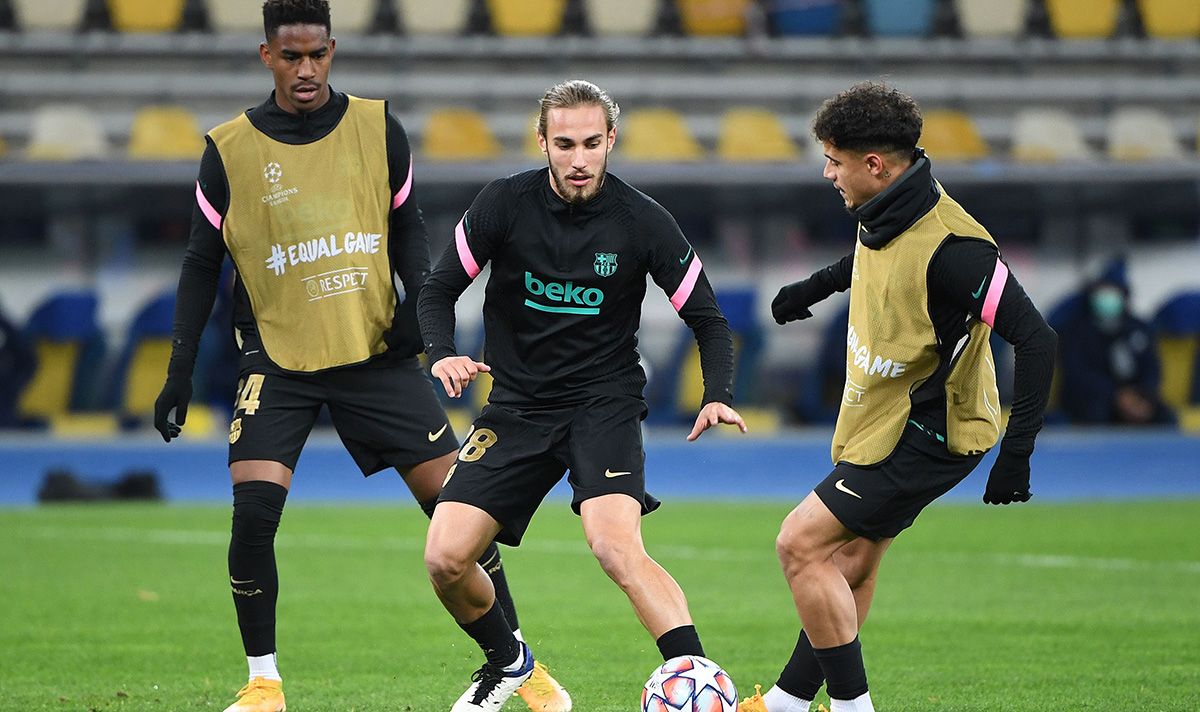 Óscar Mingueza, durante un calentamiento con el FC Barcelona