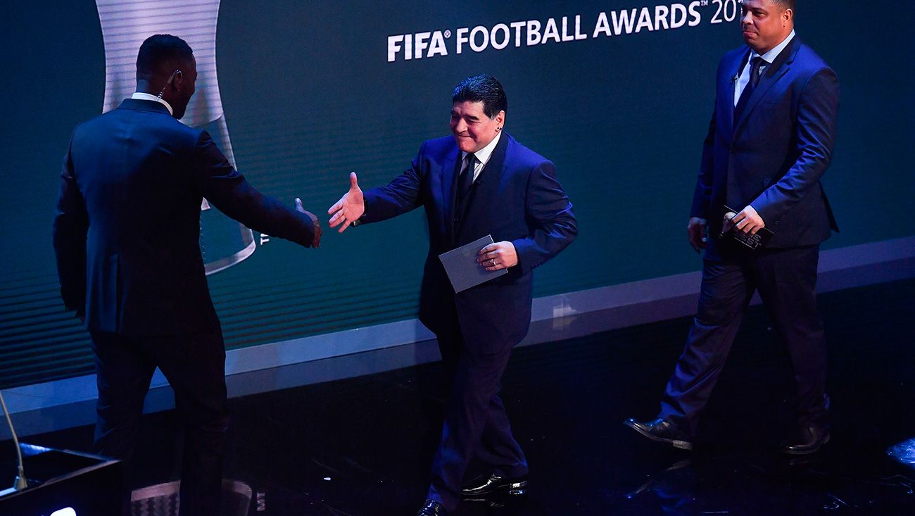 Maradona le da la mano al actor Idris Elba en los The Best