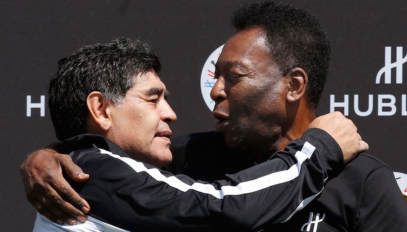 Diego Armando Maradona y Pelé se abrazan