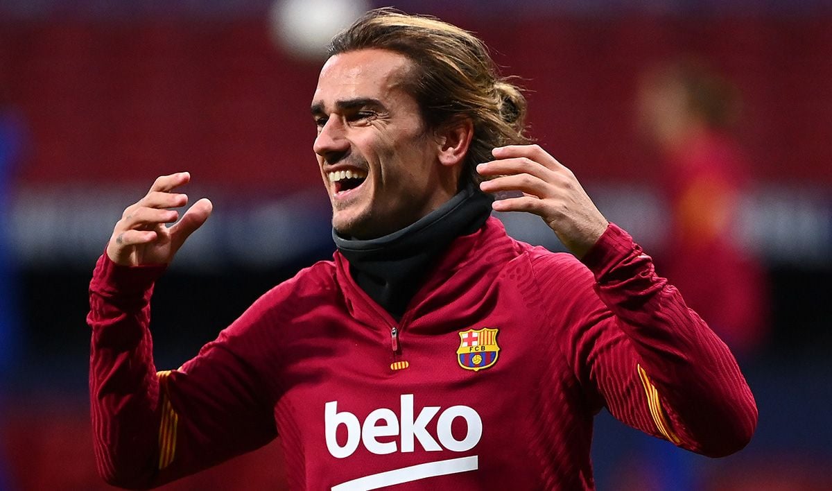 Antoine Griezmann, smiling during a warming with the Barça
