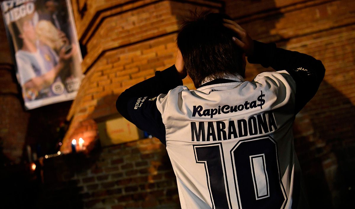 Aficionados rindiendo homenaje a Maradona en Arc de Triomf