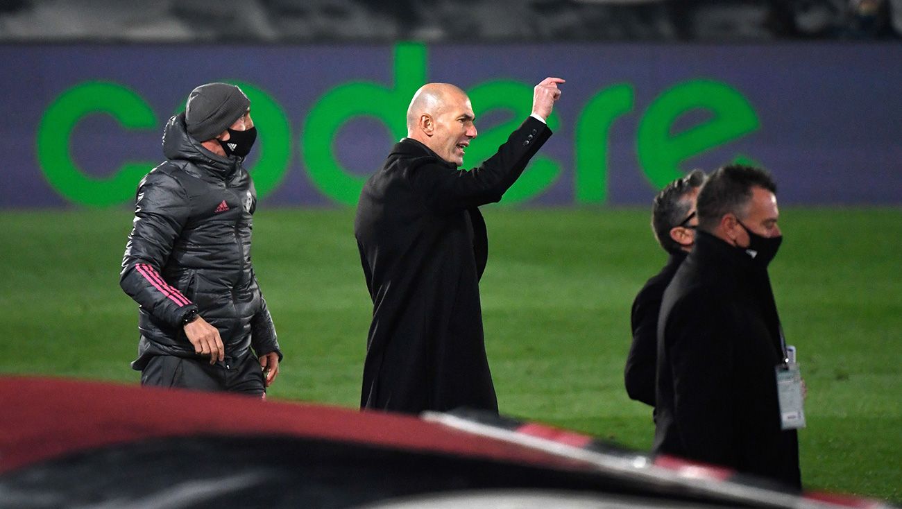 Zinedine Zidane gives an indication from the bench