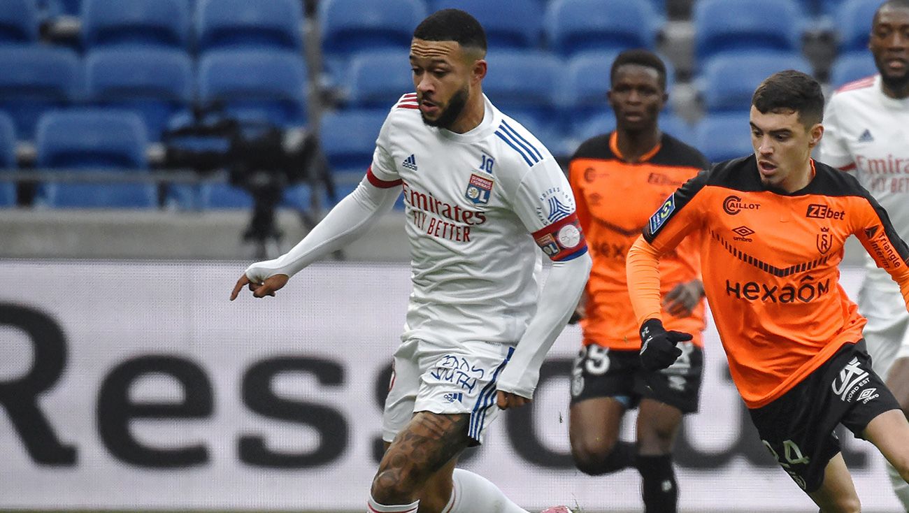 Memphis Depay en un partido con el Olympique de Lyon