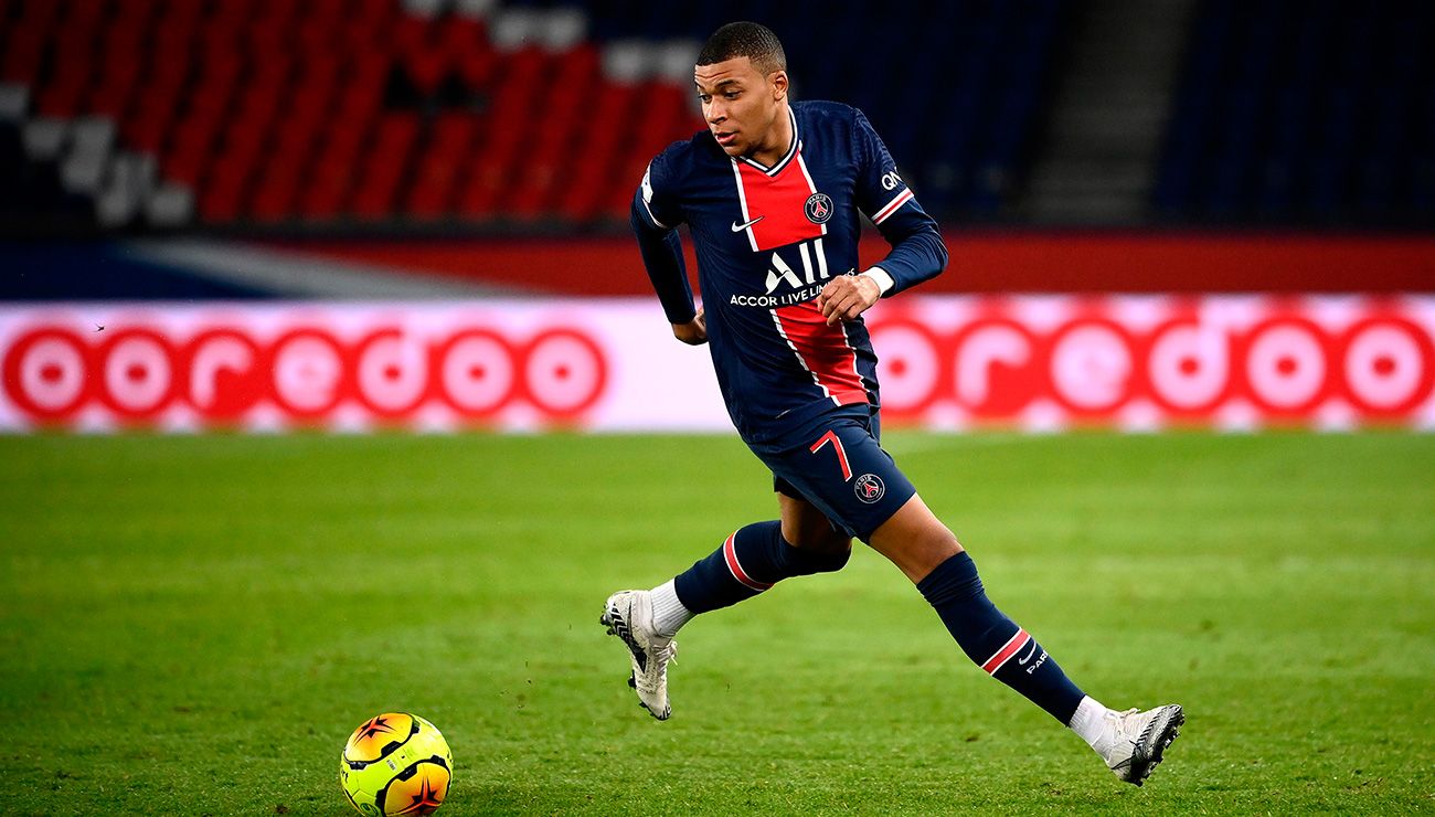 Kylian Mbappé Controls a balloon in a party of the PSG