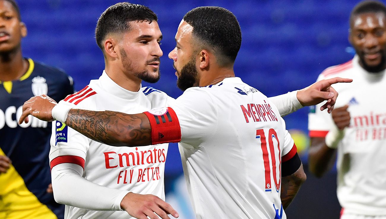 Memphis Depay Embraces  with his mate Aouar