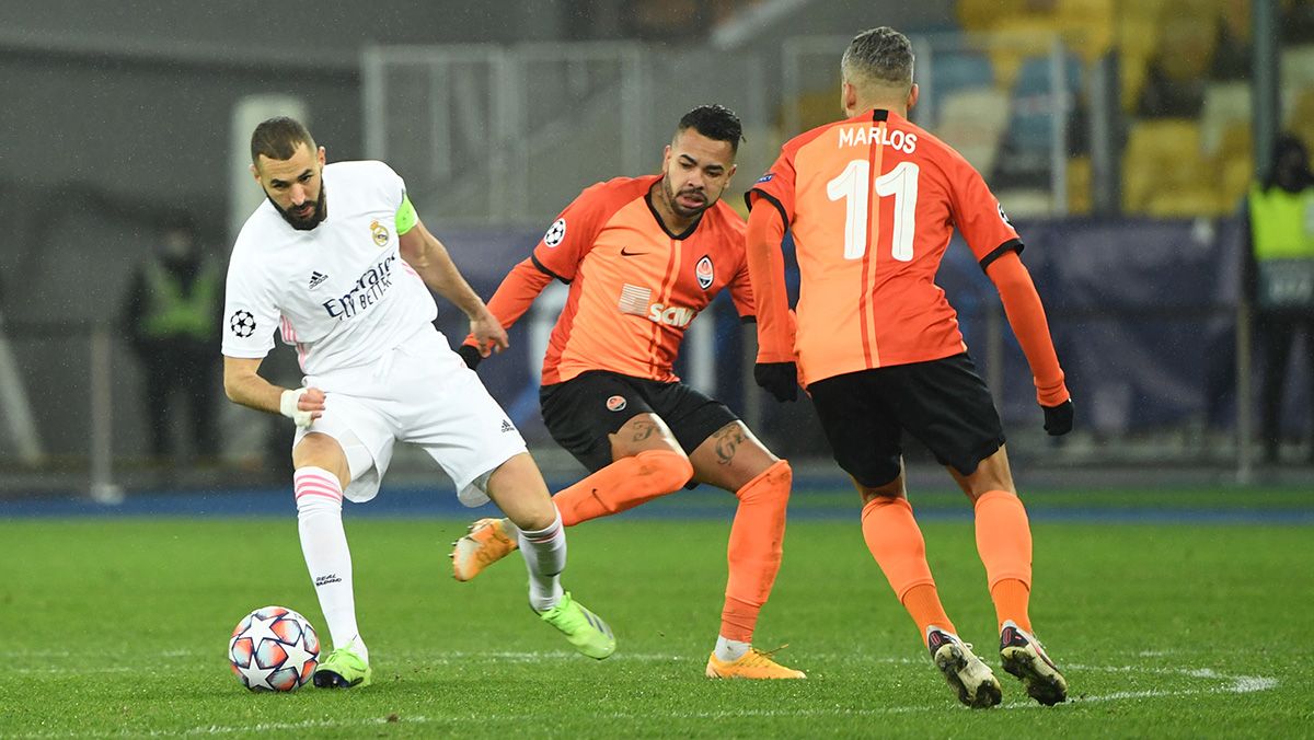 Benzema Drives in front of players of the Shakhtar
