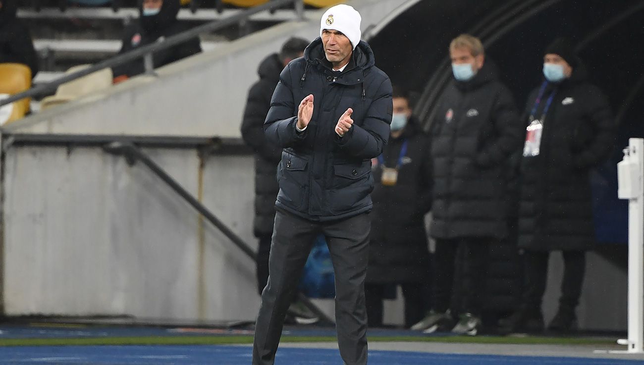 Zinedine Zidane applauds in the Shakhtar-Madrid