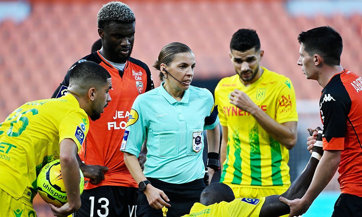 Stéphanie Frappart, directing a match of Ligue 1