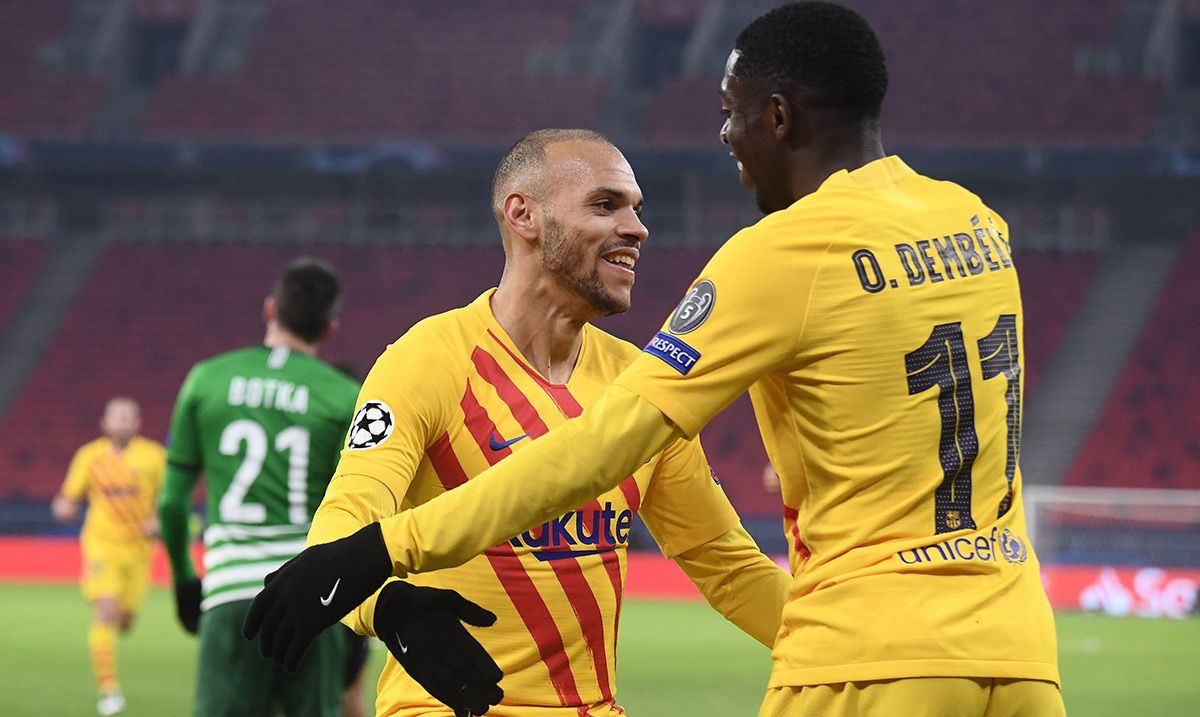 Martin Braithwaite and Ousmane Dembélé, celebrating the goal in front of the Ferencvaros