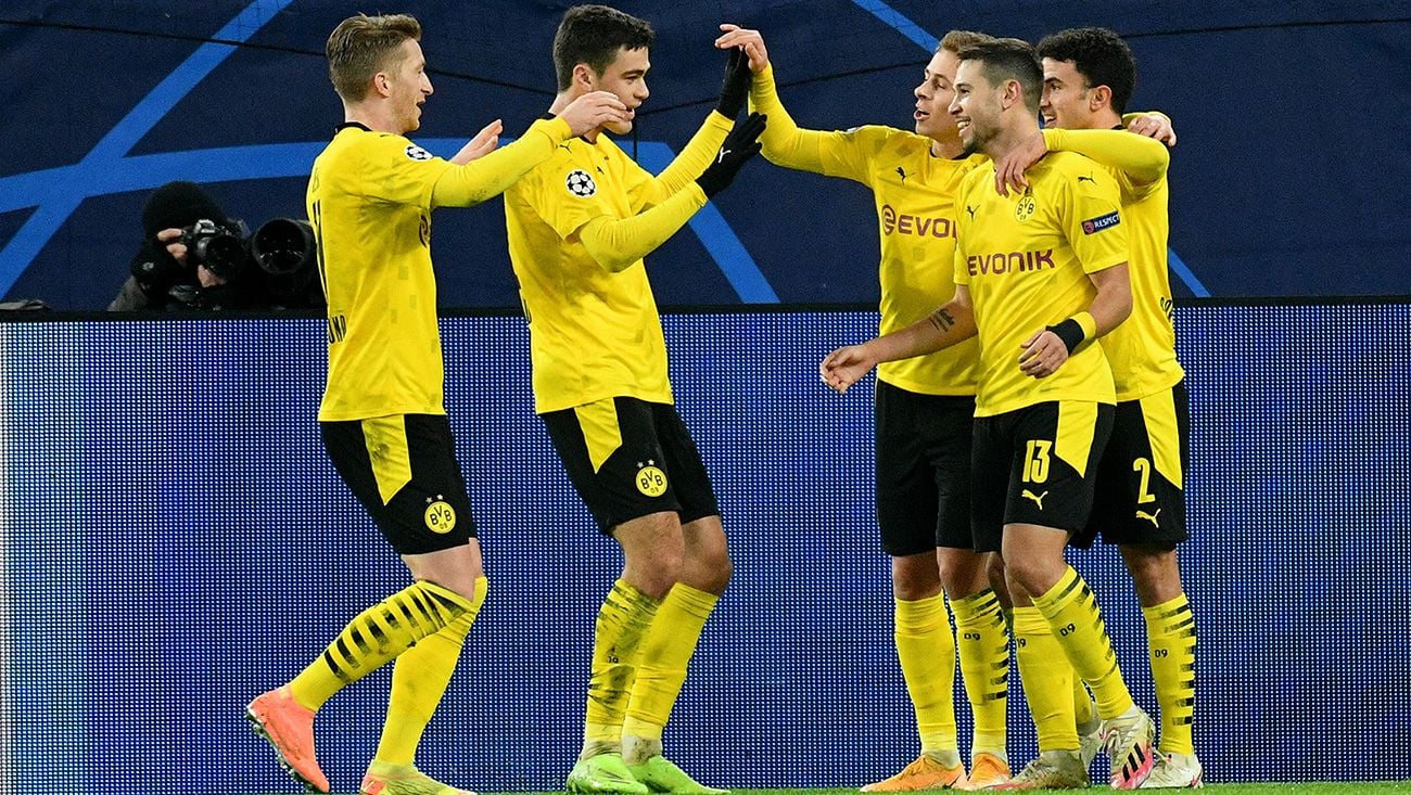 The players of the Dortmund celebrate a goal in front of the Lazio