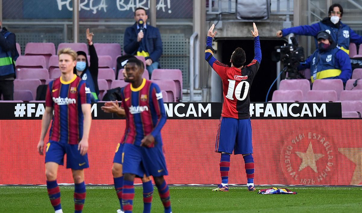 Leo Messi, surrendering tribute to Diego Armando Maradona in the Camp Nou