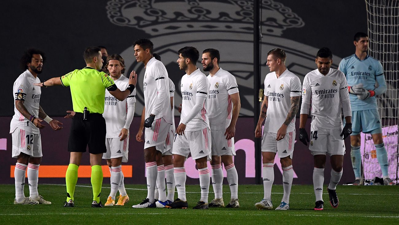 Los jugadores del Madrid protestan al árbitro una jugada