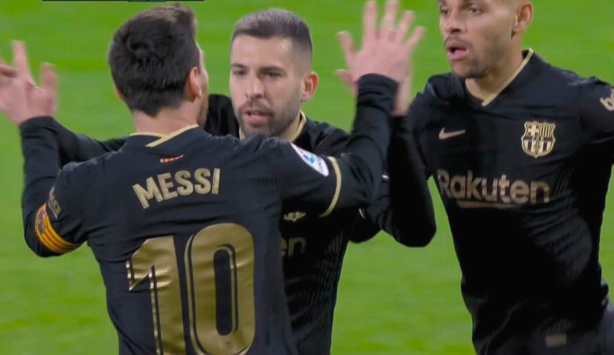 Jordi Alba and Messi, celebrating the goal against the Cádiz