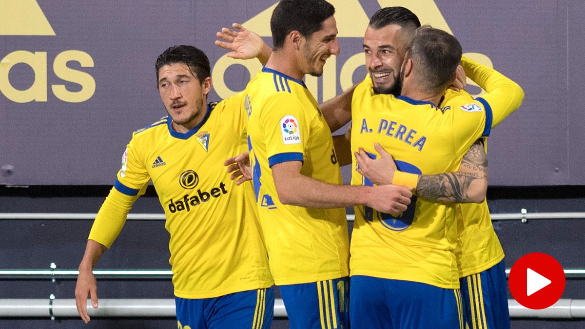 Álvaro Negredo, celebrando con los compañeros del Cádiz el gol al Barça