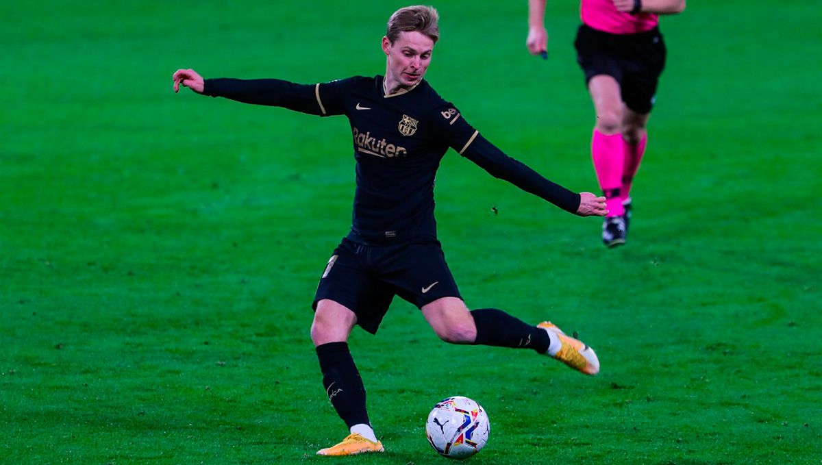 Frenkie Of Jong gives a pass in Cádiz