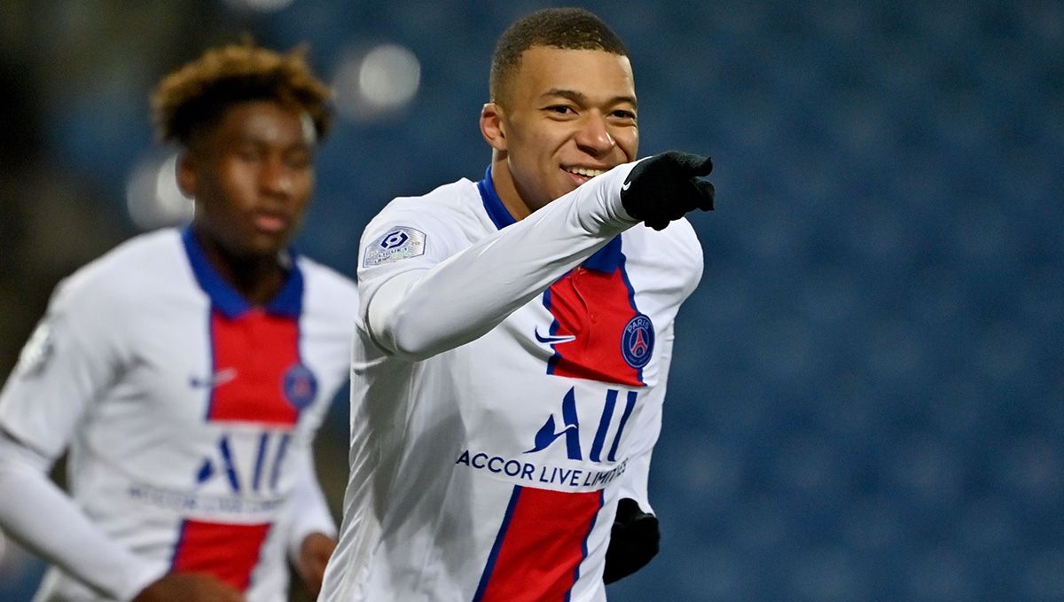 Kylian Mbappé Celebrates a goal with the PSG