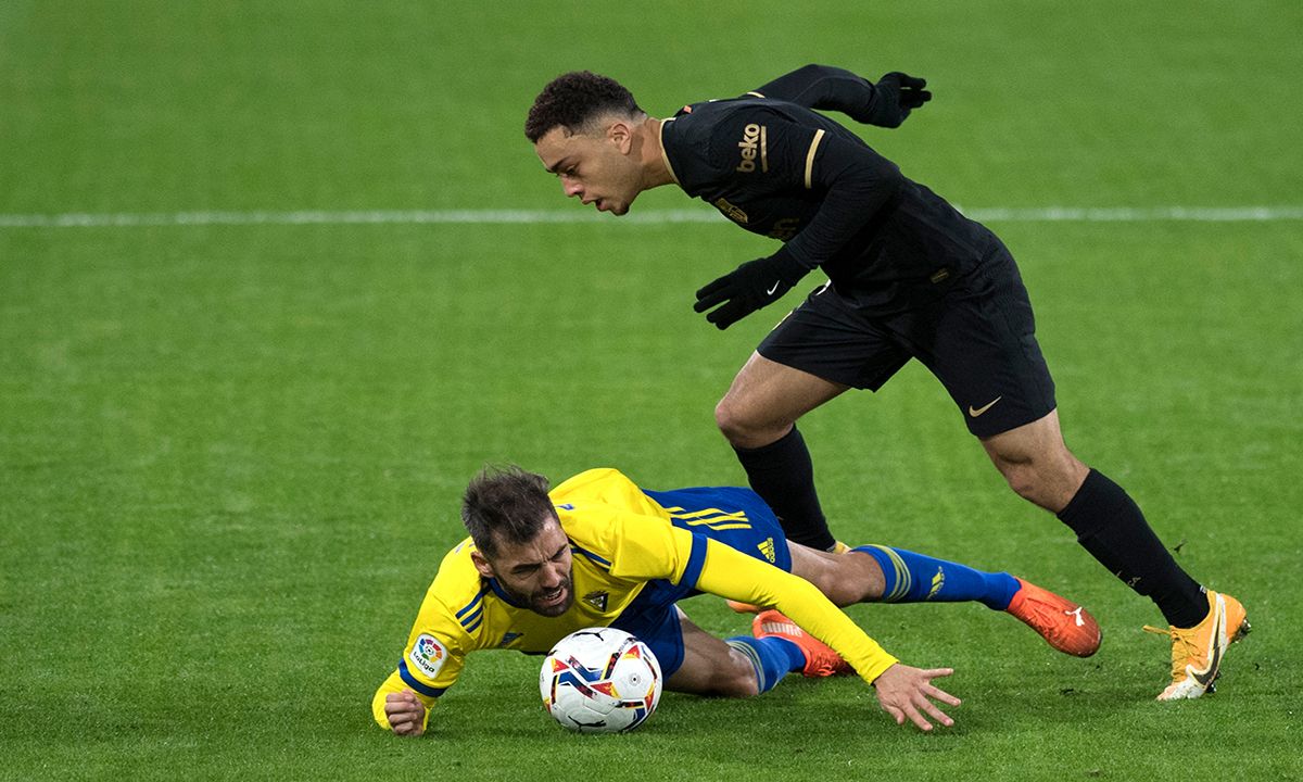 Sergiño Dest en el partido ante el Cádiz