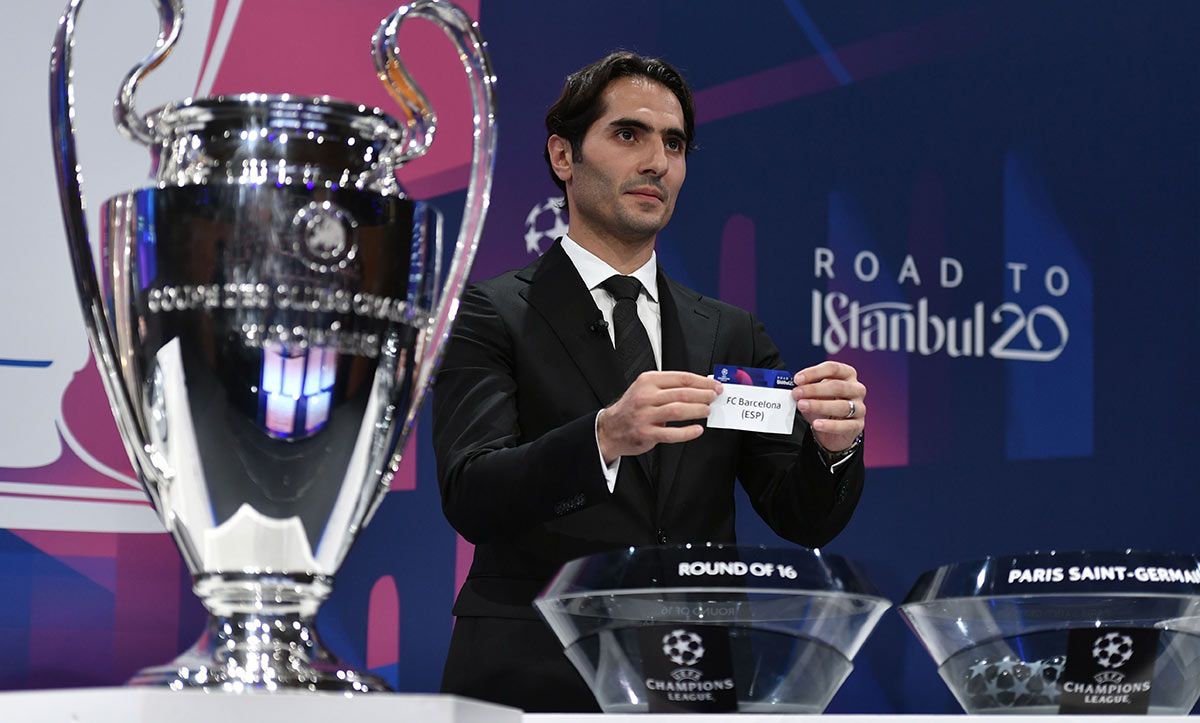 Hamit Altintop, taking out the ballot of the FC Barcelona in a draw of Champions