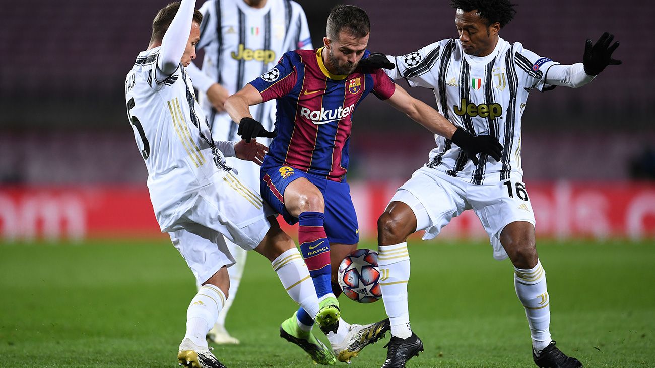 Miralem Pjanic Surrounded of Arthur and of Square