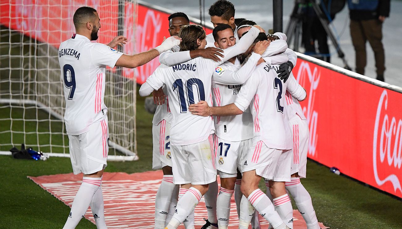 The players of the Real Madrid celebrate the 2-0 in front of the Atleti