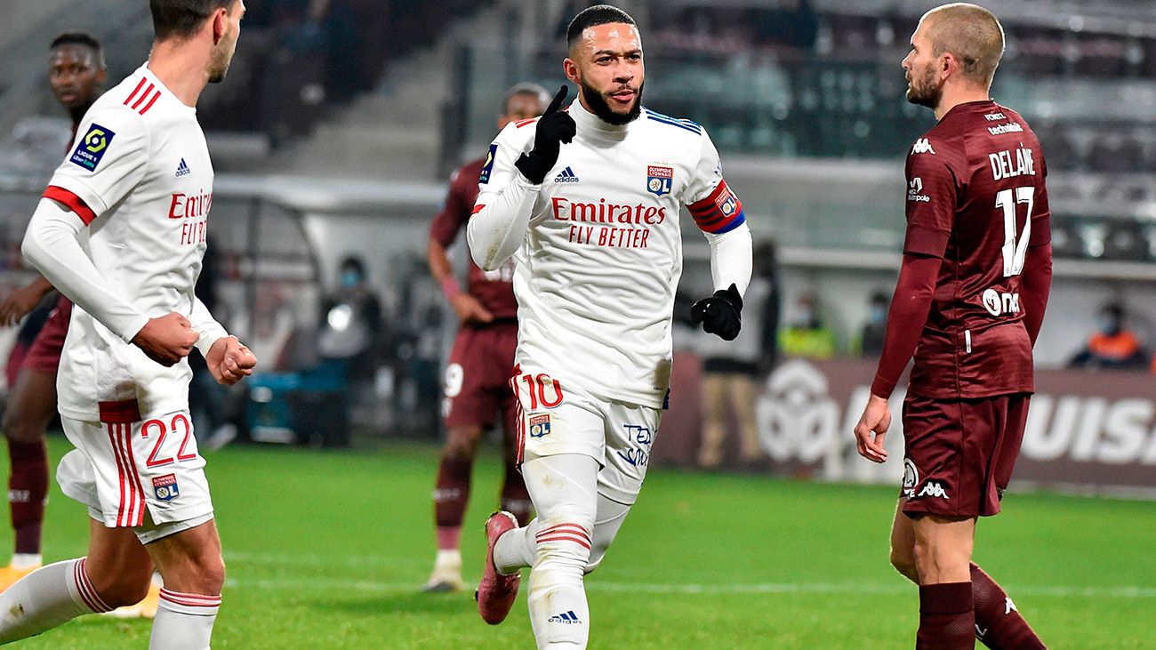 Memphis Depay celebra un gol con el Lyon