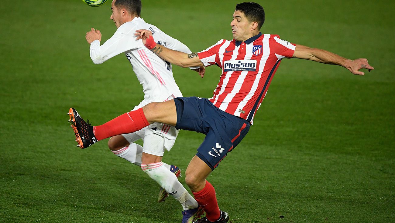 Luis Suárez lucha por un balón con Lucas Vázquez