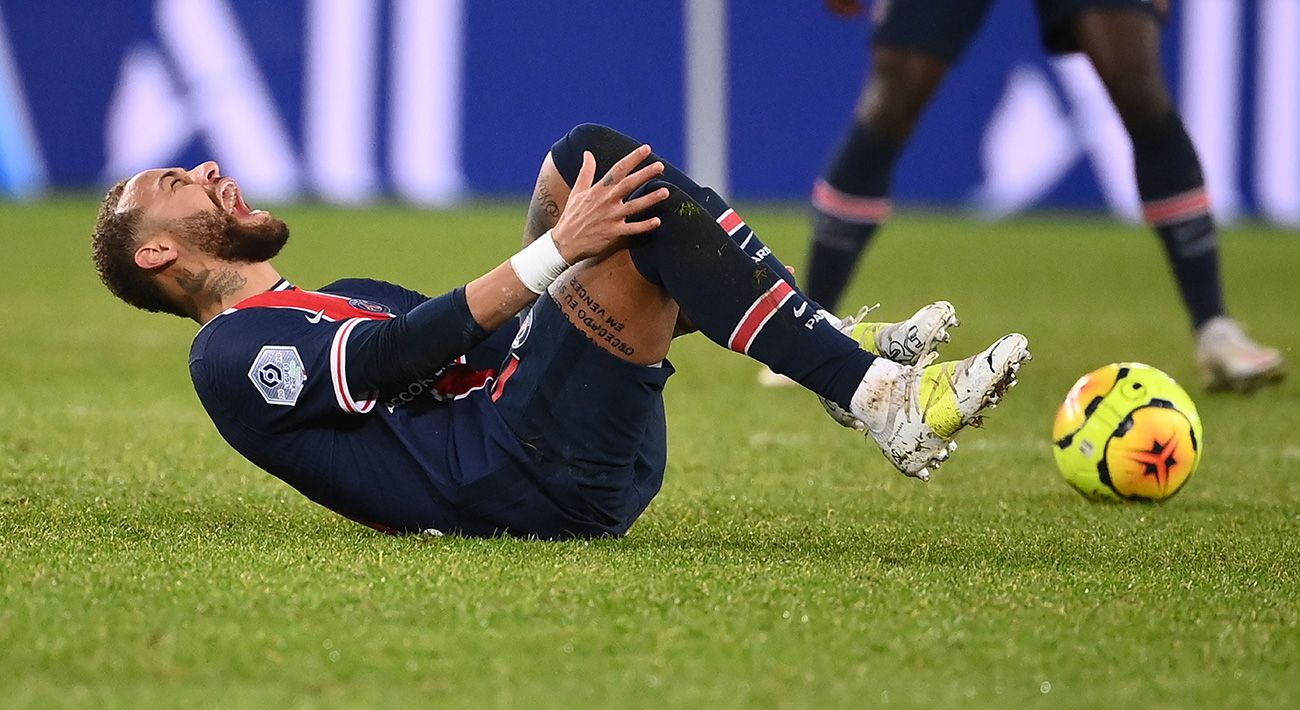 Neymar Hurts  of the ankle after a kick