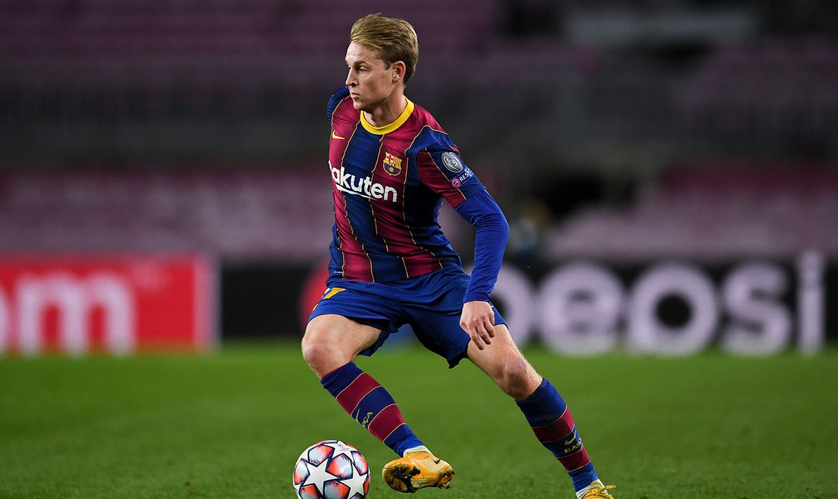 Frenkie de Jong, driving the ball against the Levante in the Camp Nou