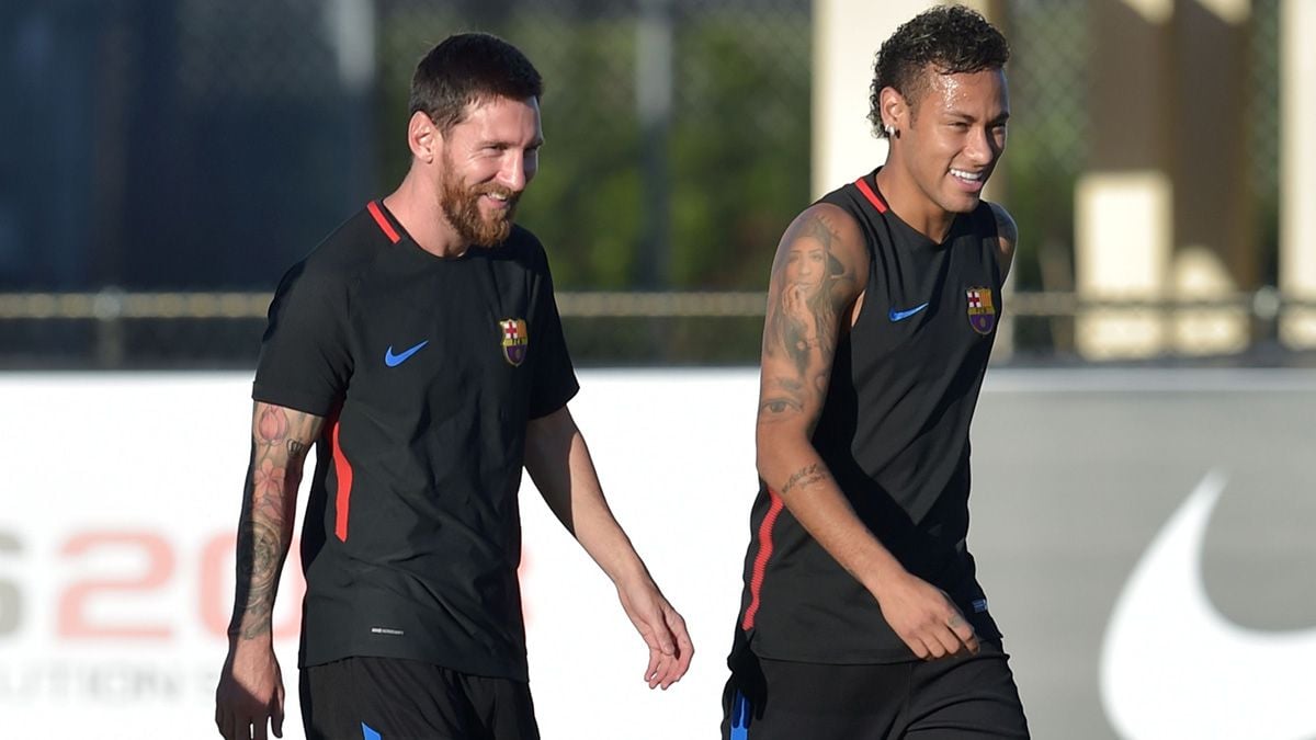 Neymar y Messi sonríen en un entrenamiento del Barça