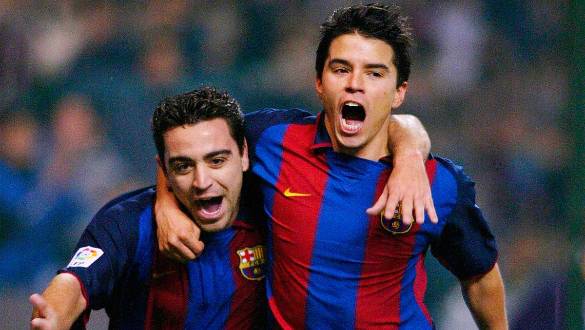 Xavi y Saviola celebran un gol del Barça