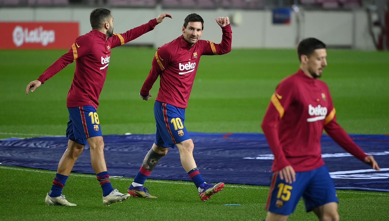 Messi y Jordi Alba calientan antes de un partido